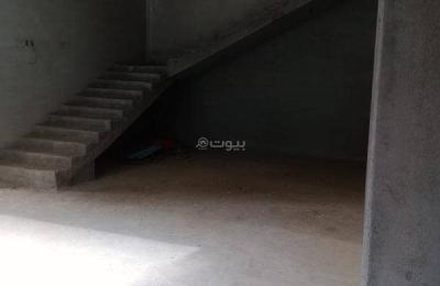 Villa under construction divided into 2 duplexes, with electrical and plumbing infrastructure, and an excellent location in front of the security garden.