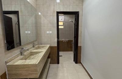 Floor in East Riyadh，King Faisal 4 bedrooms 65000 SAR - 87761428