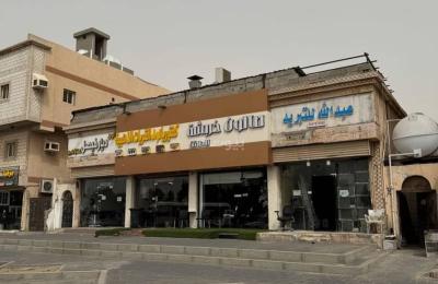For sale: a commercial building with one floor of shops in Jeddah, Taiba neighborhood.