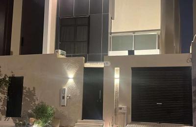 Villa 300 SQM Facing North with 5 Bedrooms