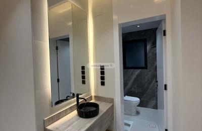 Apartment 219.94 SQM with 6 Bedrooms