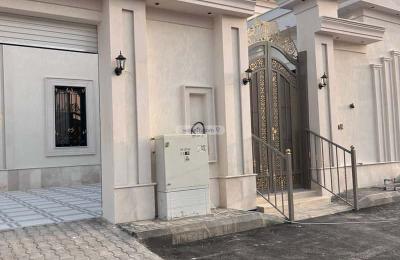 Floor 600 SQM with 4 Bedrooms