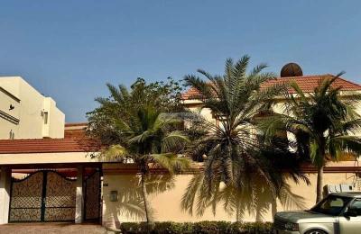 Villa 690 SQM Facing North with 8 Bedrooms